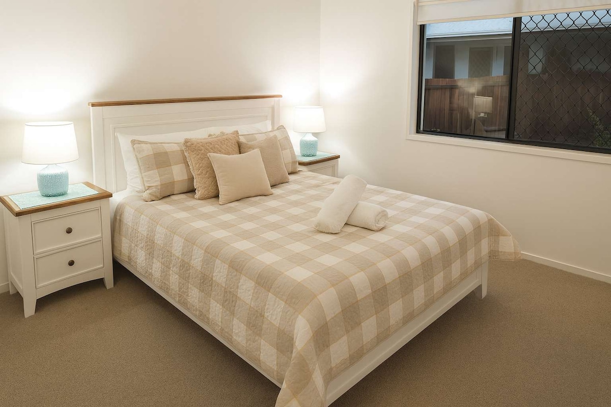 חדר שינה ראשי עם מיטת קווין סייז ומצעים איכותיים