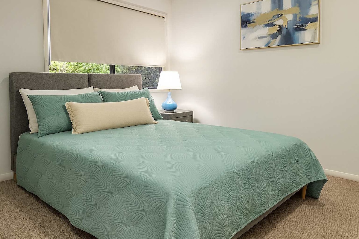 חדר שינה שני עם מיטת קווין סייז ואור טבעי