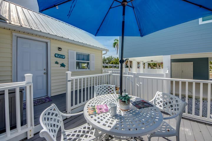 216 Pearl Cozy Pet Friendly Apartment Near Beach - Fort Myers Beach, FL