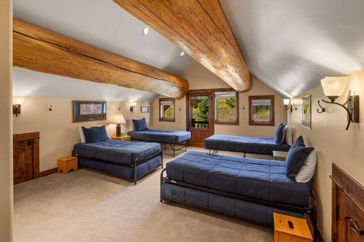 Grand Ski Retreat | Hot Tub, Fireplace + Views!