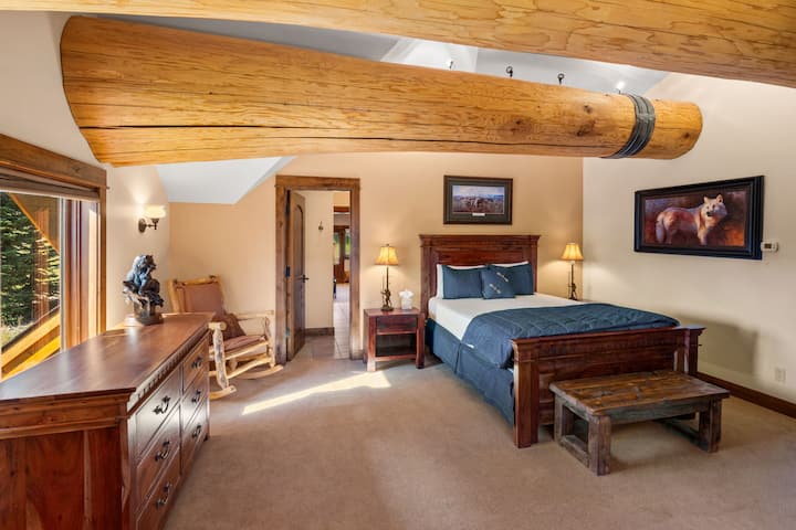 Upstairs Wolf Bedroom w. Shared Bath