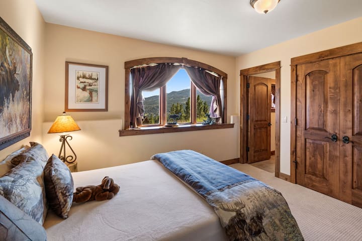 Downstairs Right Moose Room w/ En-Suite