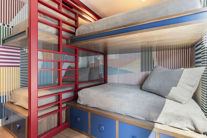 Kid's bunk room