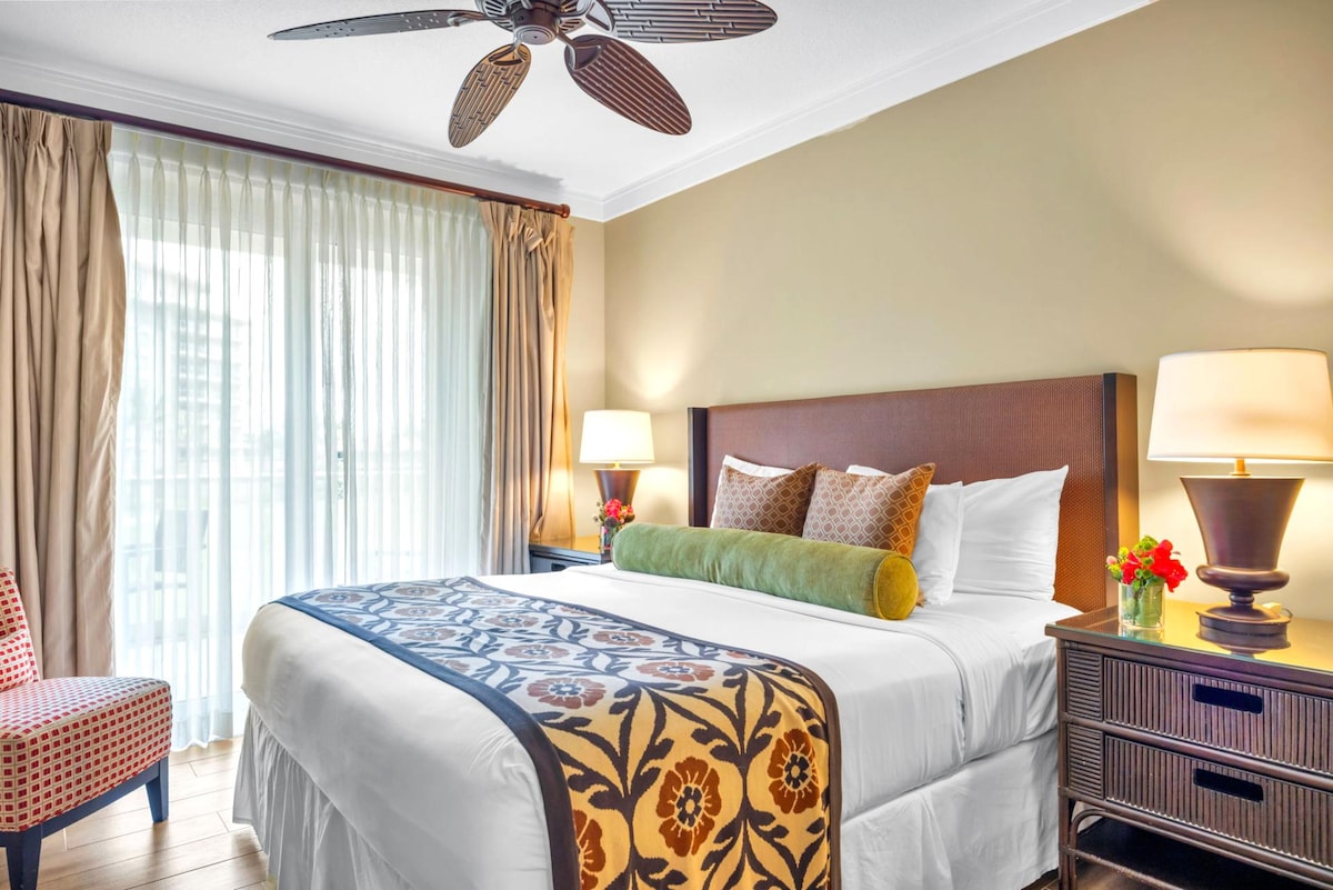 HKH-242 กลับไปที่ห้องนอนหลักของคุณพร้อมเตียงคิงไซส์ สมาร์ททีวี และวิวเขตร้อนเพื่อการนอนหลับที่ผ่อนคลาย