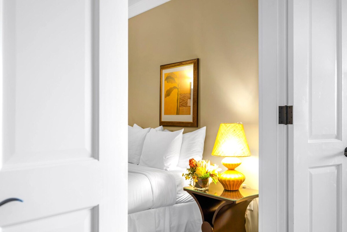 HKH-242 เพลิดเพลินกับความเป็นส่วนตัวและความสะดวกสบายในห้องพัก เหมาะสำหรับเด็กหรือเพื่อนด้วยโทนสีอ่อนและเตียงควีนไซส์