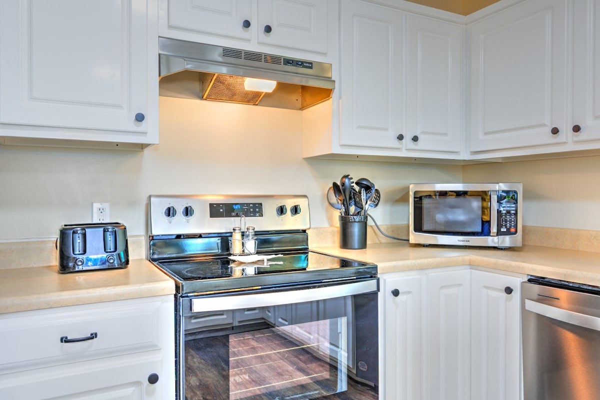 Beach Breeze - New Listing! Steps to Sand • Family-Friendly Stay photo 5