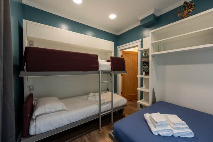 Soba s krevetima na kat - spavaća soba 4 u prizemlju - dva XL kreveta za jednu osobu i jedan bračni krevet