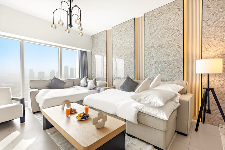 Cómodo sofá cama que se convierte fácilmente en un espacio adicional para que los huéspedes puedan dormir.