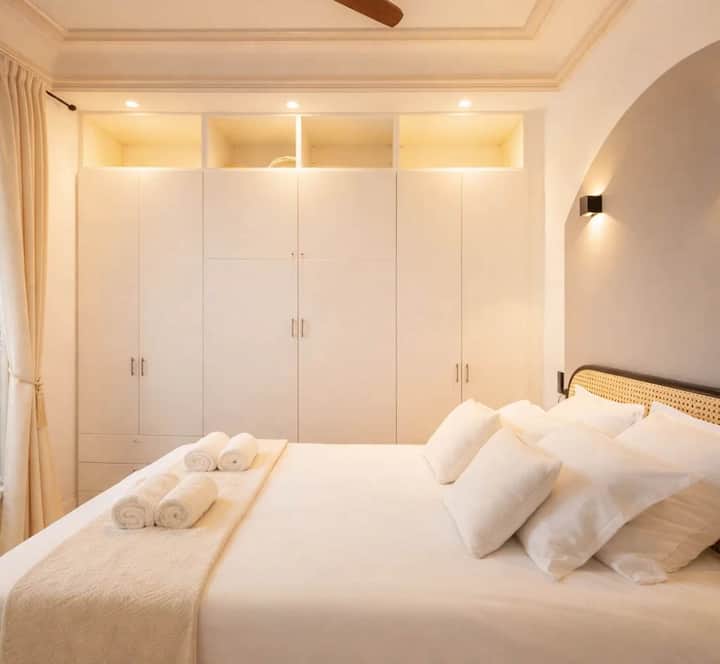 Štýlová parížska spálňa s klasickým šarmom a kvalitným matracom
