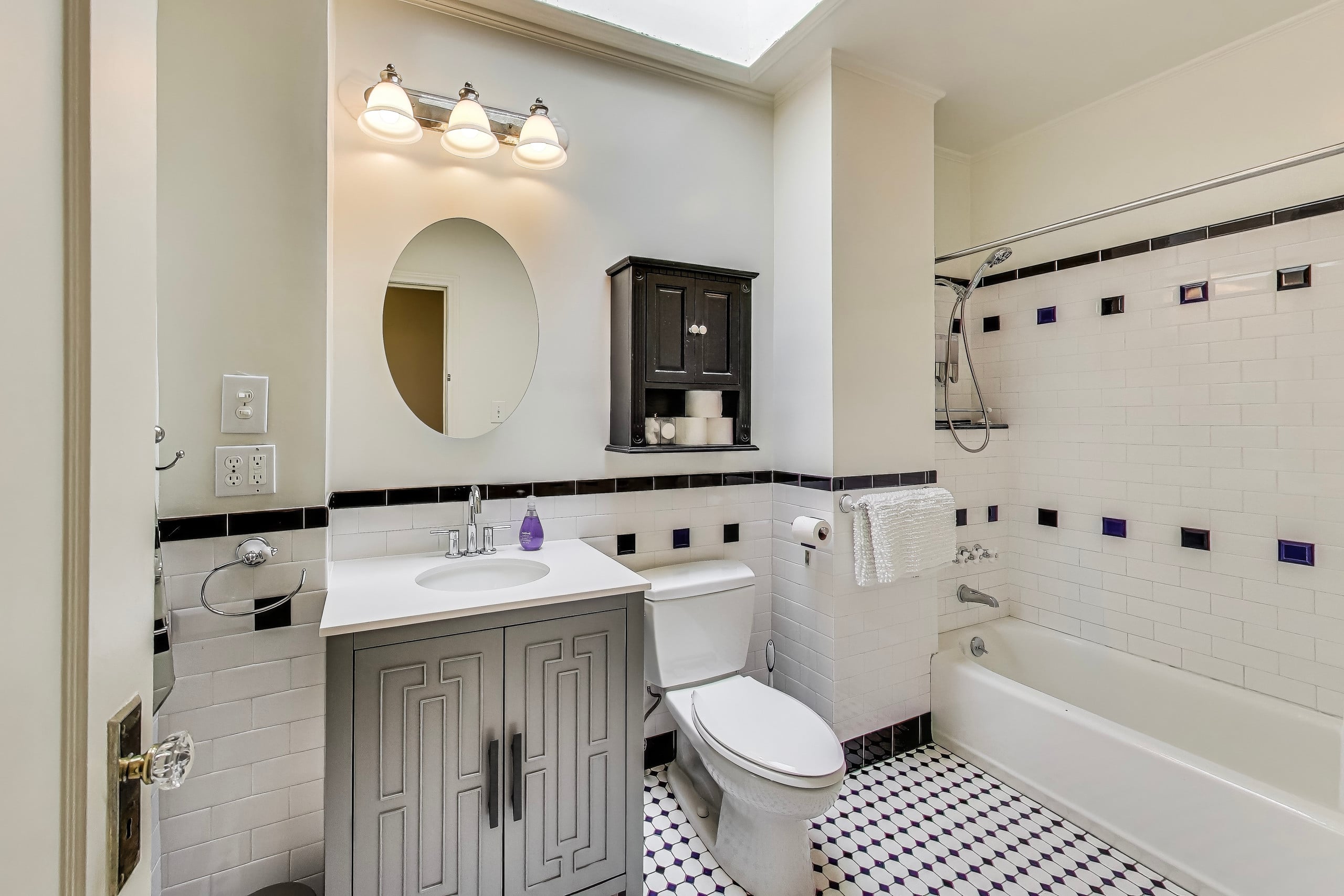 Home in San Francisco · ★4.38 · 4 bedrooms · 5 beds · 2 baths - Image 17