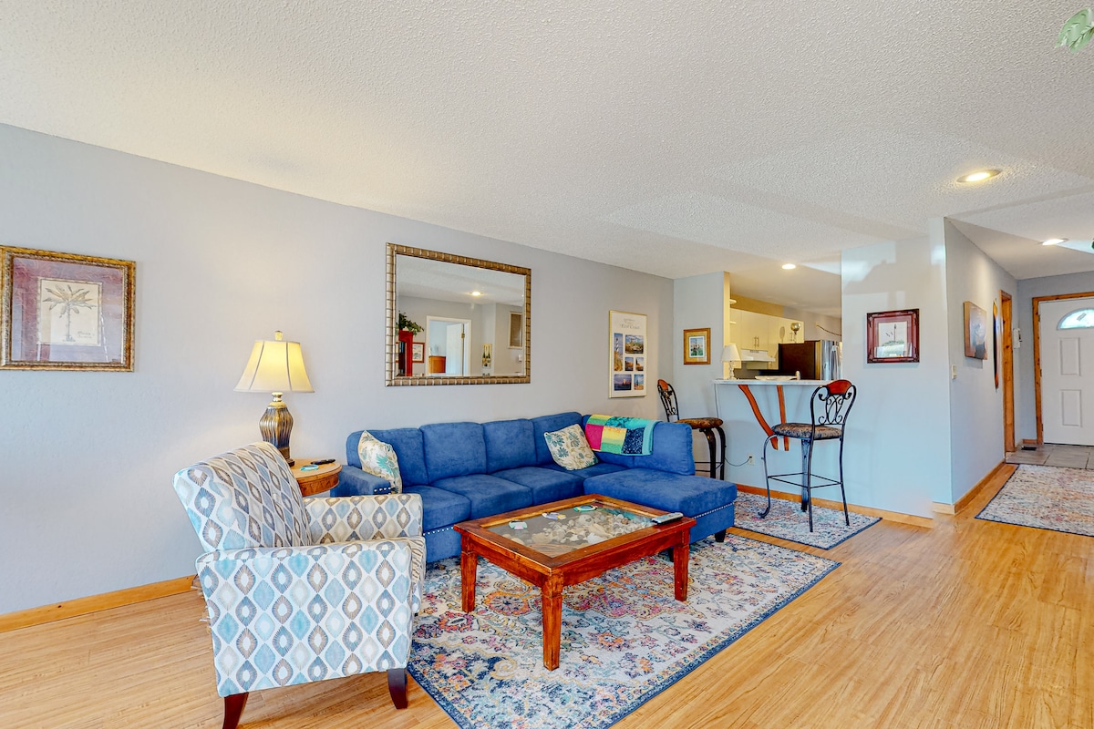 2BR condo w/resort-style amenities, jetted tub