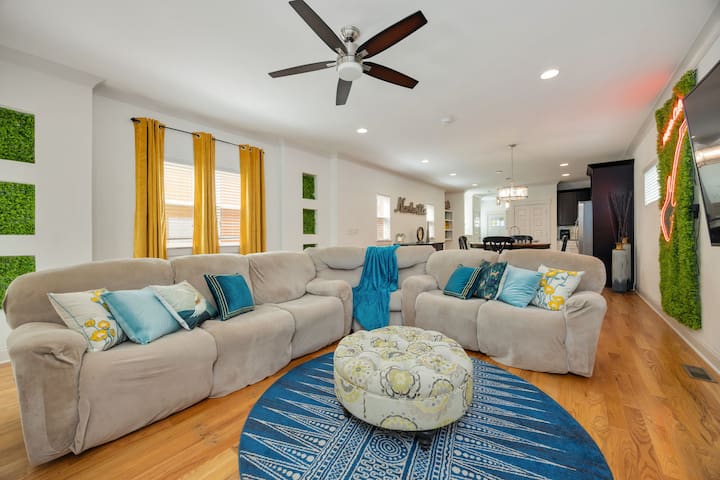 Hip 3BR Escape • Near Broadway • Family-Friendly
