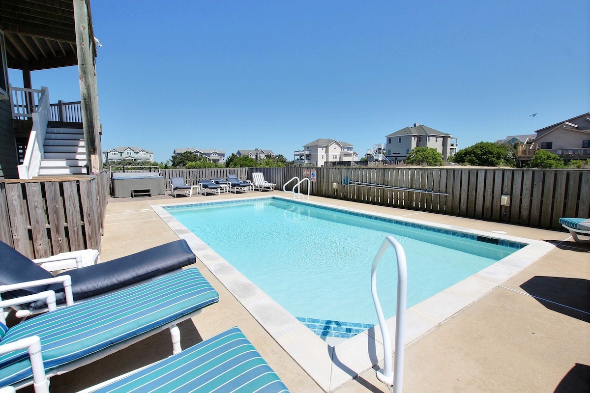 7BR house with pickleball lines & net