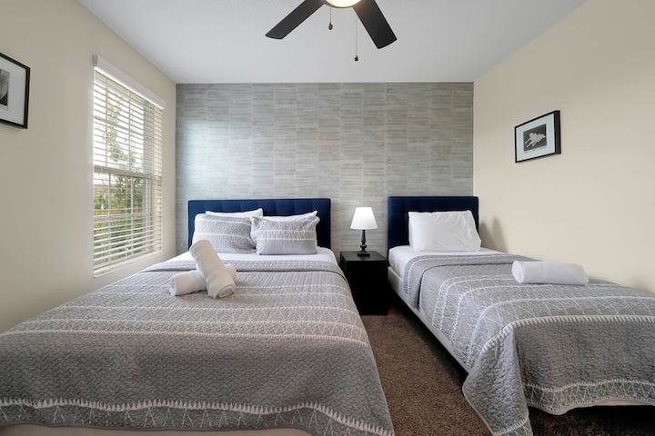 غرفة مشرقة وواسعة مصممة لتوفير الراحة 