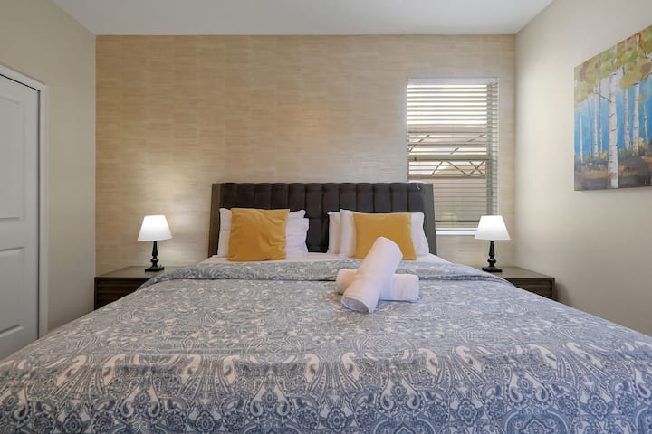 غرفة نوم مريحة تضم سرير كينج