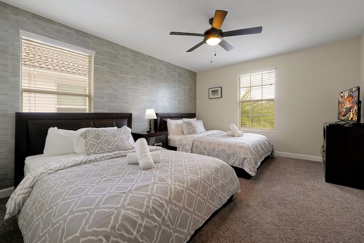 غرفة نوم واسعة مع أسرّة بحجم كبير