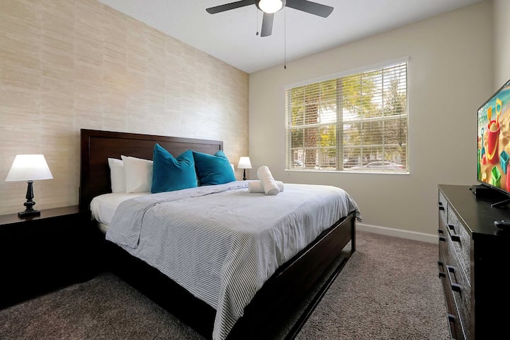 غرفة نوم مشرقة بسرير كبير