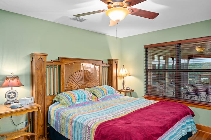 غرفة نوم رقم 1 مع سرير كينج