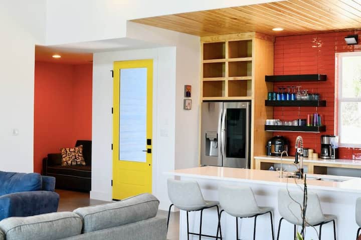 Sofá cama en el rincón de la entrada