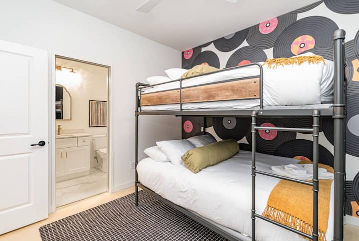 Пространа соба со два брачни кревета – совршена за групи