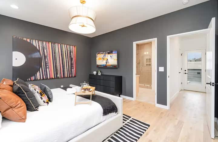 Брачен апартман со плишана постелнина и приватна бања