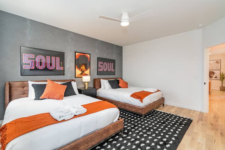 Брачна спална соба дизајнирана за удобност и релаксација