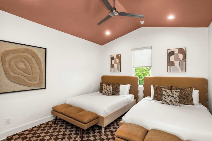 Спална соба 4: два брачни кревета (широки 150 – 179 см) + пригоден кревет за едно лице, паметен телевизор + соседна бања со тоалет