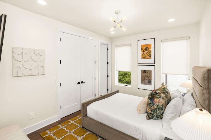 Спална соба 2: брачен кревет (широк 150-179 см), паметен телевизор + целосна сопствена бања