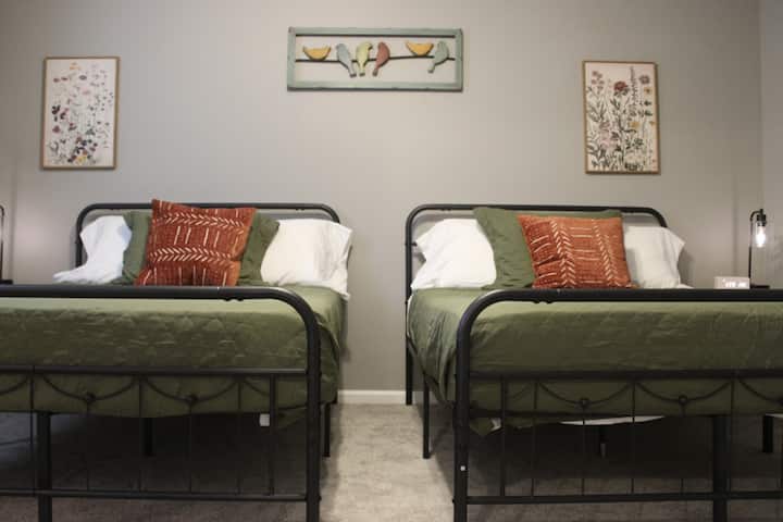 Habitación doble: espacio luminoso y acogedor con una decoración vibrante y ropa de cama lujosa para noches de descanso.