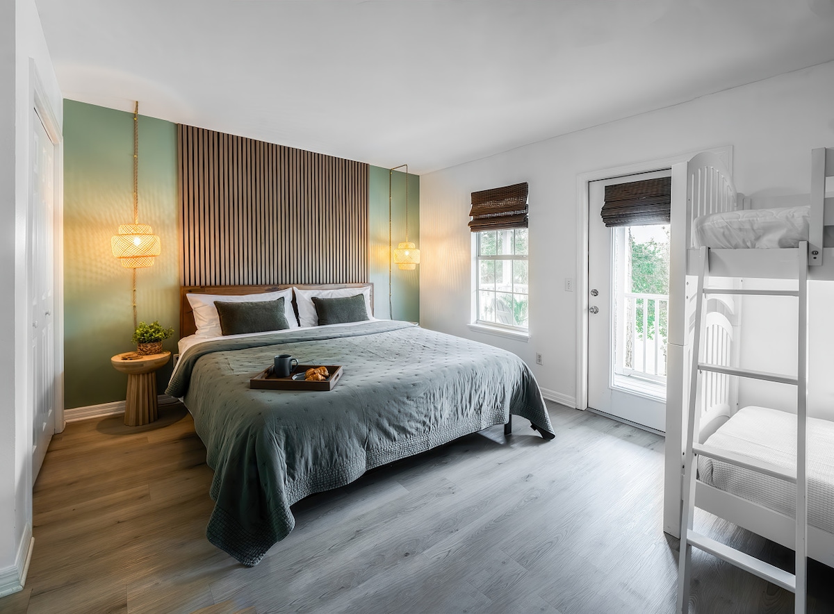 Štýlová spálňa Kingfish s manželskou posteľou, vlastným balkónom a prístelkou navyše pre flexibilné spanie.