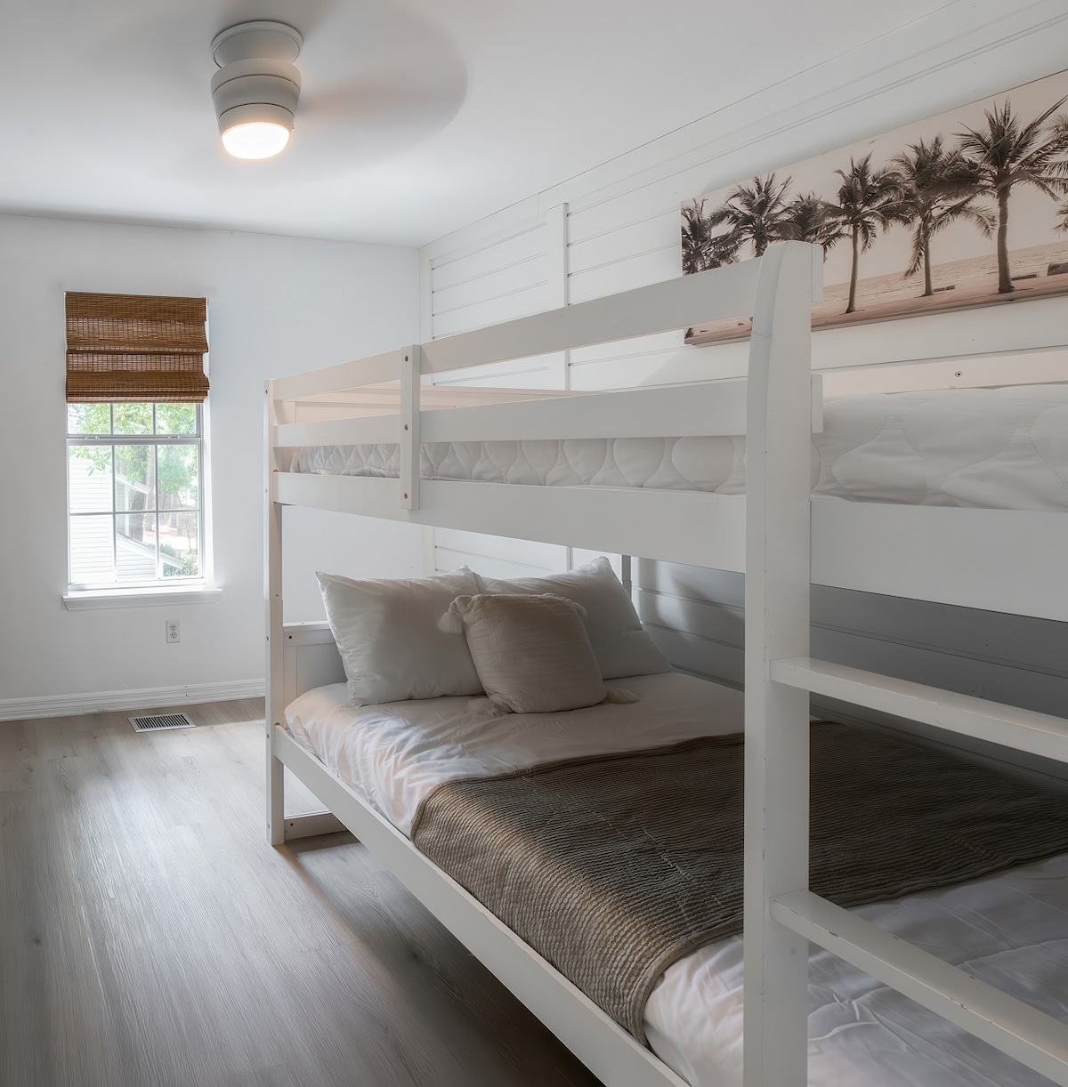 Izba Kingfish s dvojlôžkovou posteľou – svetlá, útulná a vhodná pre rodiny.