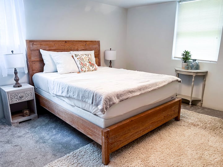 Rustikalna spavaća soba s drvenim pomoćnim stolićem