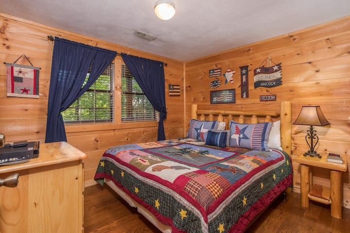 חדר שינה עם מיטת קינג סייז