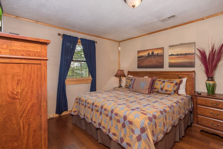 חדר שינה עם מיטת קינג סייז