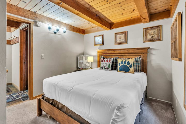 Საძინებელი 1 (მთავარი სართული): საწოლი, კარადა, ტუმბო, ლამპა