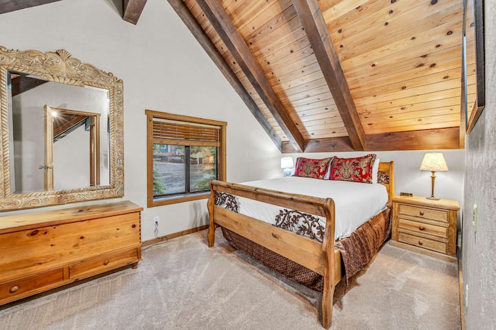 Საძინებელი 3 (ზედა სართული): საწოლი 152 × 203 სმ, მყარი ფიჭვის ჩარჩო, კომოდი, კარადა, თაღოვანი ჭერი