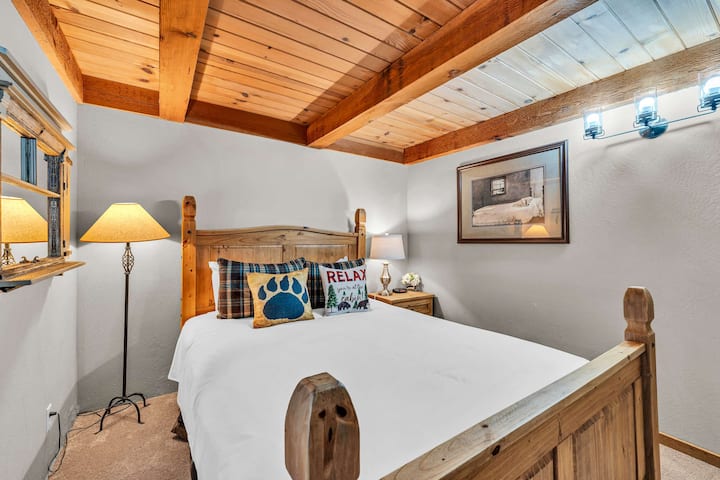 Საძინებელი 2 (მთავარი სართული): საწოლი 152 × 203 სმ, კარადა, 2 ლამპა, ხის ჟალუზები