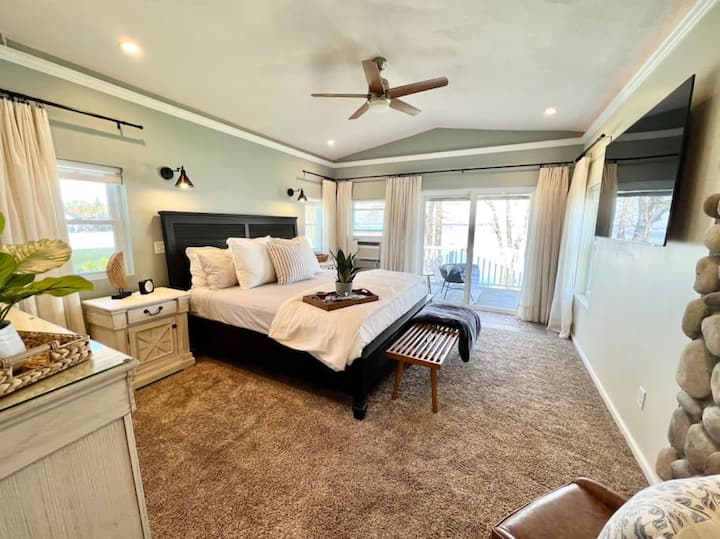 חדר שינה #1 | מיטת קינג סייז | טלוויזיה חכמה