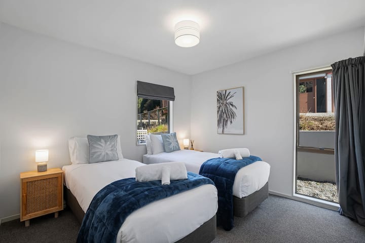 Tweepersoonskamer met pluche beddengoed en zachte verlichting