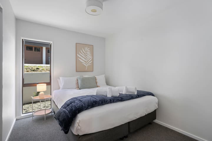 Gezellige slaapkamer met tweepersoonsbed, luxe beddengoed en natuurlijk licht