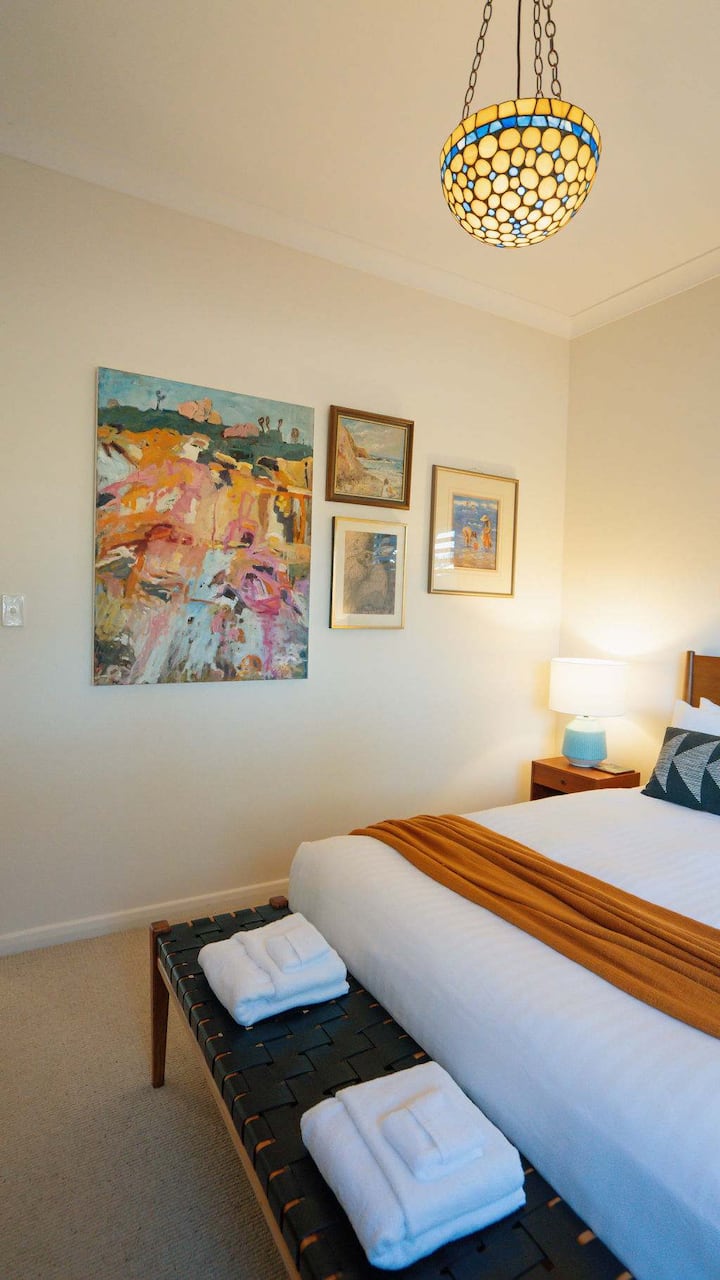 עם נגיעות אקלקטיות ומרתקות 