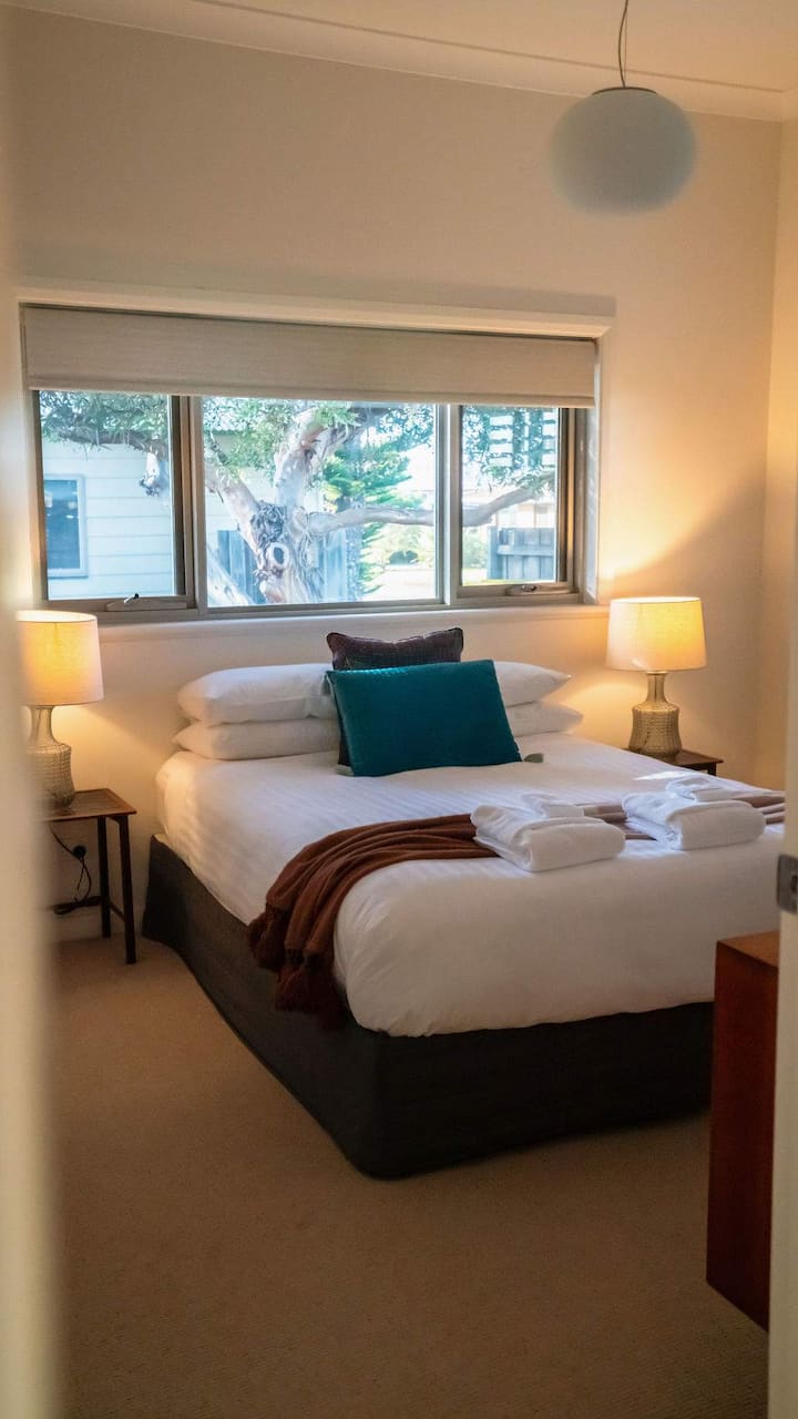 להתענג על מיטה נוחה בגודל קווין סייז עם מצעים נקיים שזה עתה כובסו בדירוג 5 כוכבים