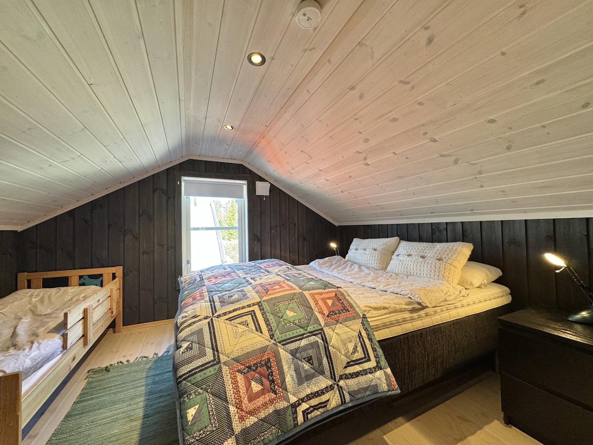 Spavaća soba s bračnim krevetom i dječjim krevetom (140x200 – 80x160 cm)