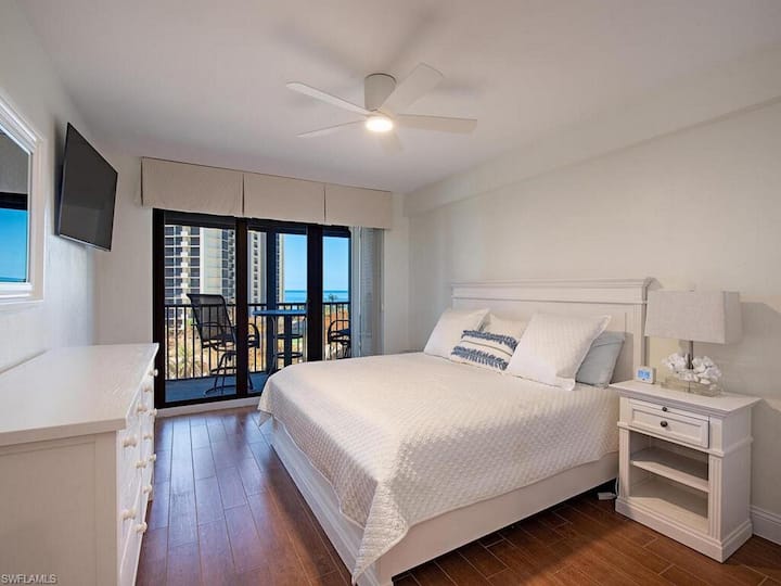 להירגע בסוויטה הראשית השלווה עם מיטת קינג סייז וגישה למרפסת פרטית