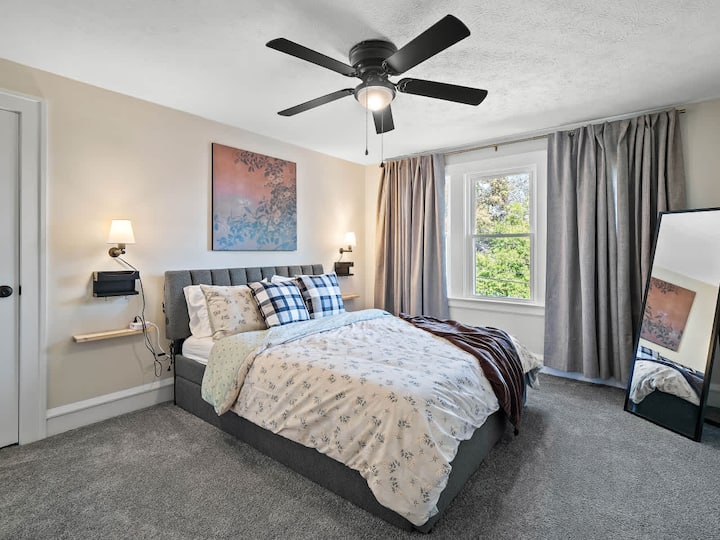 Acogedor dormitorio con texturas en capas y una vista tranquila a la ventana.