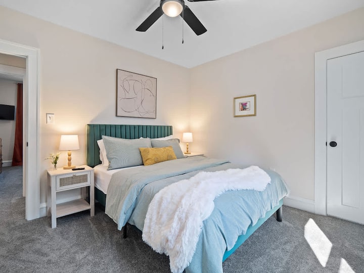Dormitorio tranquilo en tonos apagados, que ofrece un lugar acogedor para relajarse.