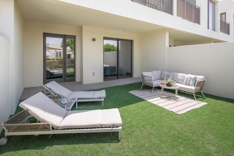 Top Airbnb: Cozy 3BR Villa + Maids w/ Backyard in Emaar South in Madinat Al Mataar
