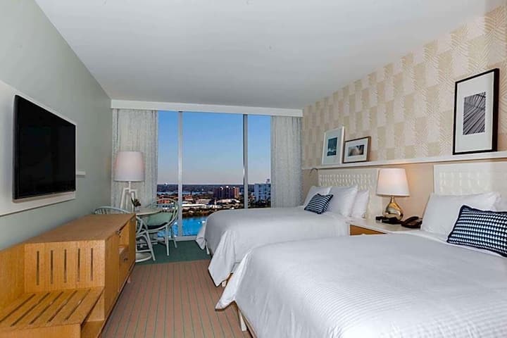 2 Serene Rooms W/ Balcony | Pool | Steps To Beach - Clearwater Beach, FL