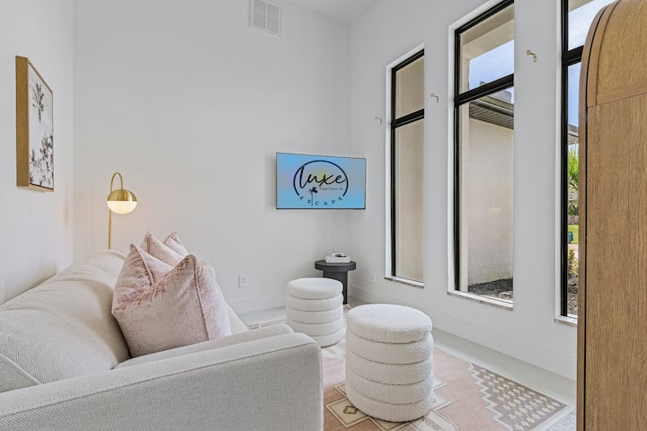 Svestrani fleksibilni prostor, savršen za opuštanje, čitanje ili miran odmor.