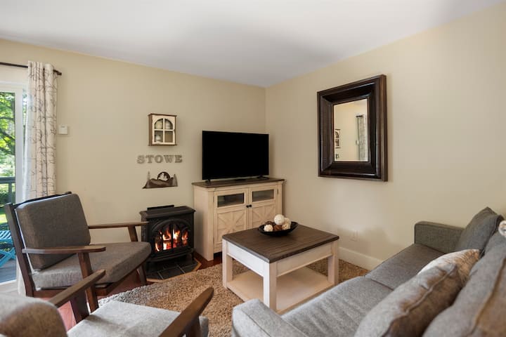 Charming 2 Bedroom Stowe Condo- Walk To Restaurant - Stowe, VT